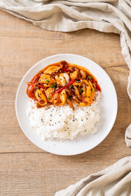 Polvo frito ou lulas e pasta picante coreana (osam bulgogi) com arroz