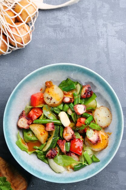 Polvo grelhado com batata vista de cima .. salada com polvo e ingredientes em vista de mesa