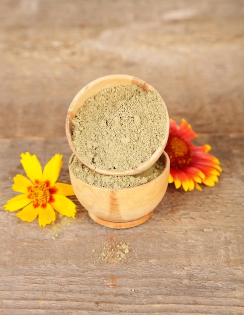 Polvo de henna seco en tazones sobre mesa de madera