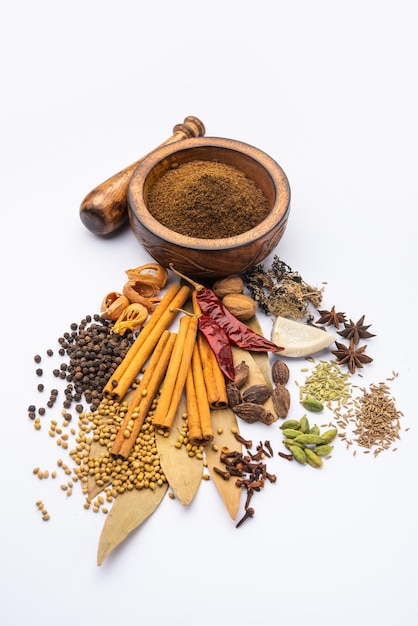 Polvo indio de Garam masala y especias coloridas. enfoque selectivo