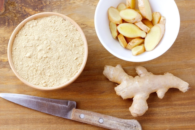 Polvo de jengibre molido en tazón de cerámica sobre mesa de madera rústica Antiinflamatorio y antioxidante