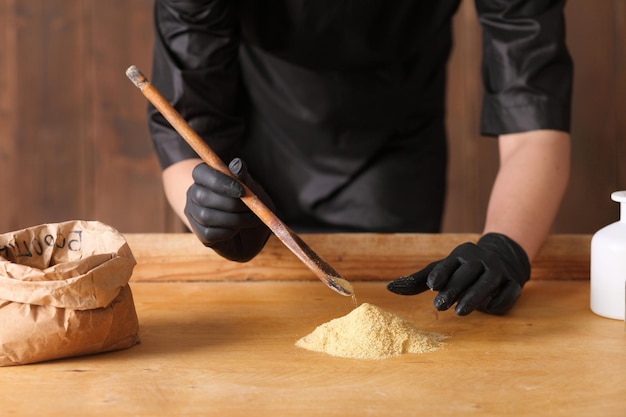 Polvo de mostaza en una cuchara y bolsa de madera