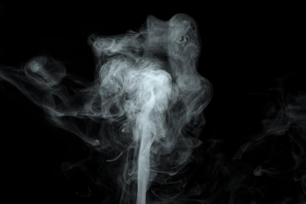 Polvo o humo abstracto aislado sobre un fondo negro