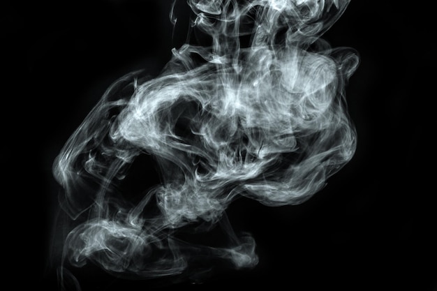 Polvo o humo abstracto aislado sobre un fondo negro