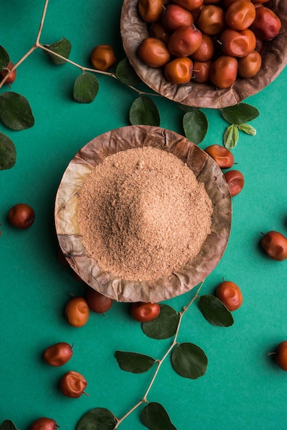 Polvo orgánico de Borkut de baya o baya de azufaifa india o Ziziphus mauritiana, que es un tipo de dátil. Sobre fondo cambiante, enfoque selectivo