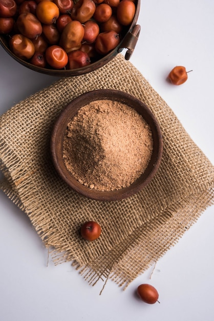 Polvo orgánico de Borkut de baya o baya de azufaifa india o Ziziphus mauritiana, que es un tipo de dátil. Sobre fondo cambiante, enfoque selectivo