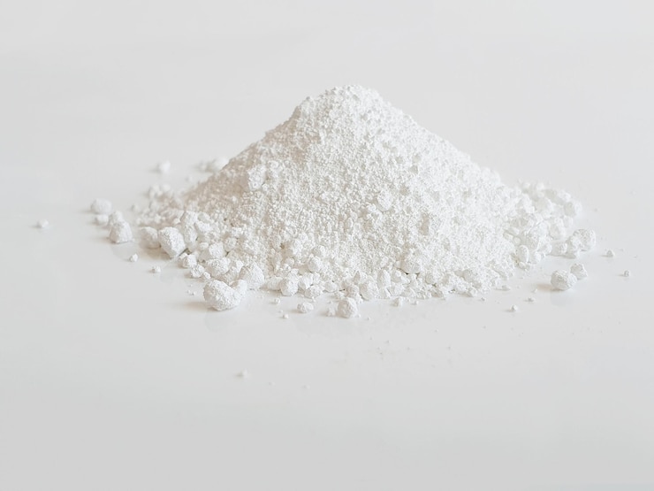 Polvo de pigmento blanco de dióxido de titanio TiO2 sobre blanco