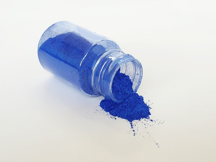 Polvo de pigmet de mica azul oscuro sobre fondo blanco.
