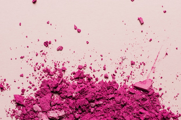 Foto polvo rosa de make up con espacio arriba