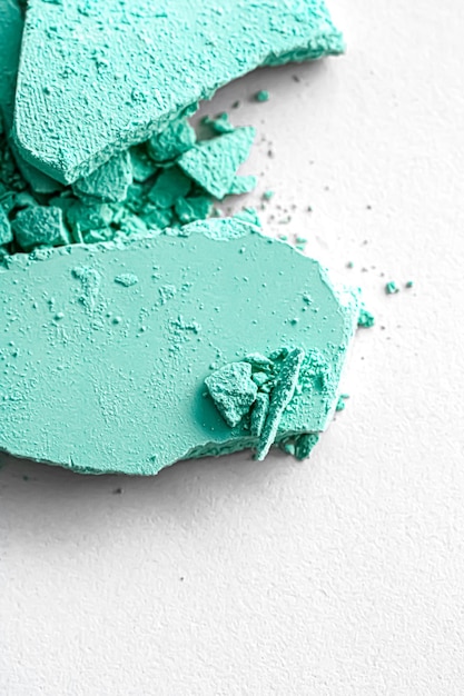 Polvo de sombra de ojos de menta como primer plano de paleta de maquillaje aislado sobre fondo blanco cosméticos triturados y textura de belleza