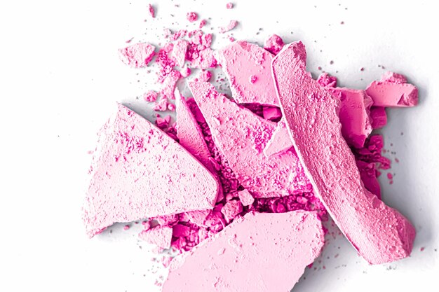 Polvo de sombra de ojos rosa como primer plano de la paleta de maquillaje aislado sobre fondo blanco cosméticos triturados y textura de belleza