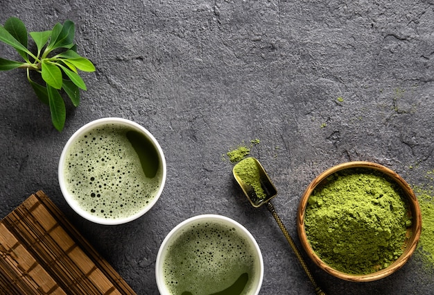 Polvo de té matcha y accesorios de té sobre fondo oscuro. Ceremonia del té. Bebida saludable. Bebida tradicional japonesa.