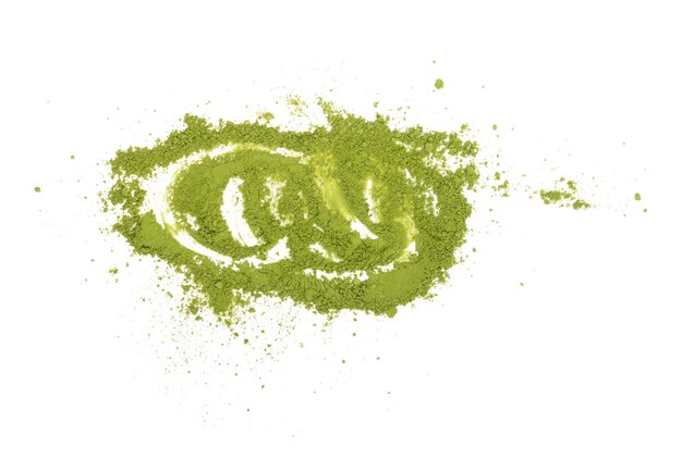 polvo de té verde sobre un fondo blanco