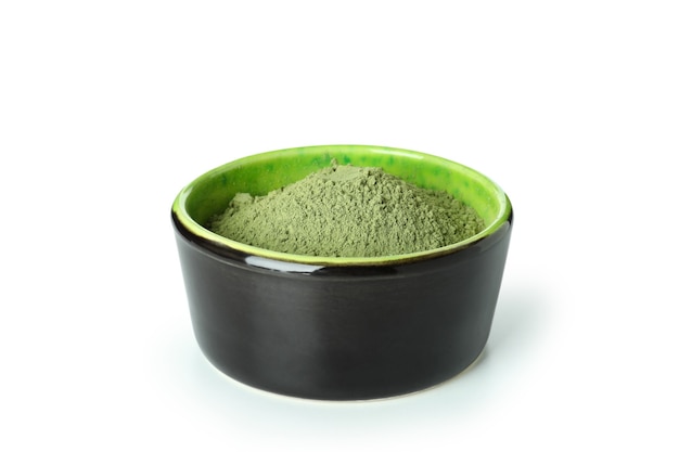 Polvo verde matcha aislado sobre fondo blanco.