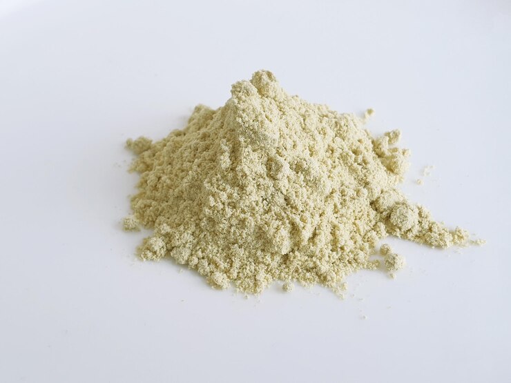 Polvo de wasabi japonés sobre fondo blanco.