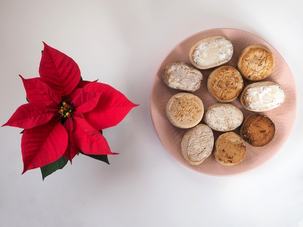 Polvorones in rosa Teller und Weihnachtsstern