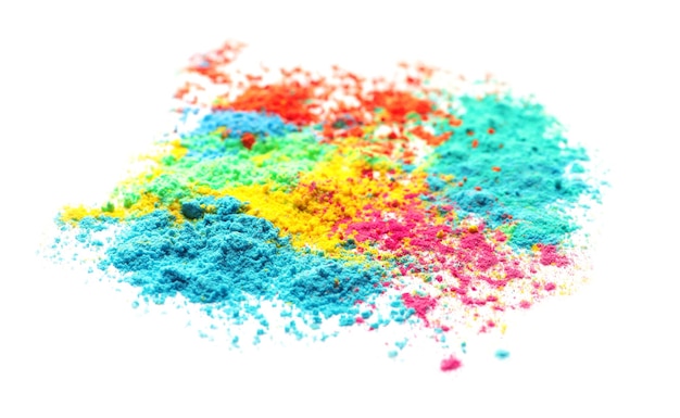 Polvos coloridos para el festival de Holi sobre un fondo blanco
