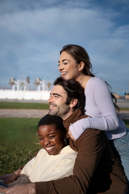 Foto polyamory-menschen verbringen zeit miteinander