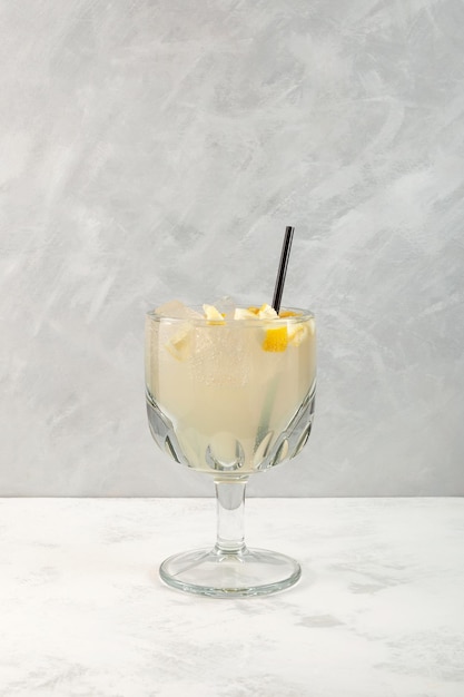 Pomada bebida em copo. refrescante coquetel gelado de verão com gin e limonada