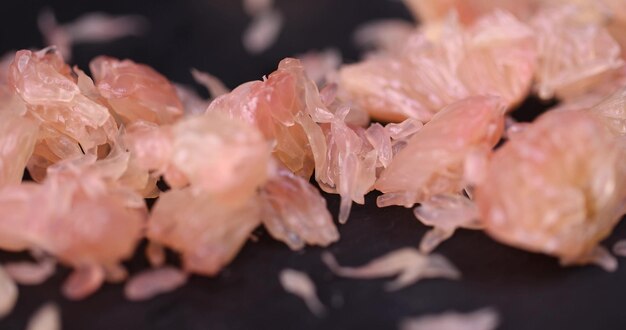 pomelo de cítricos pelado y plegado en la mesa