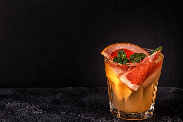 Pomelo coctel casero infusión de frutas agua