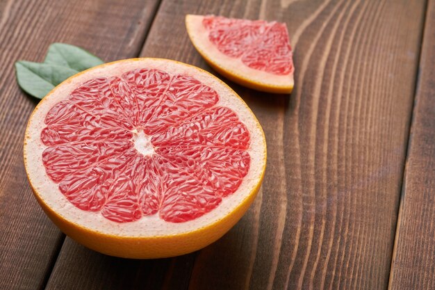 Pomelo en el espacio de copia de fondo marrón