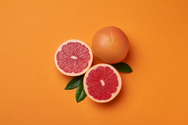 Pomelo en el espacio de copia de fondo naranja