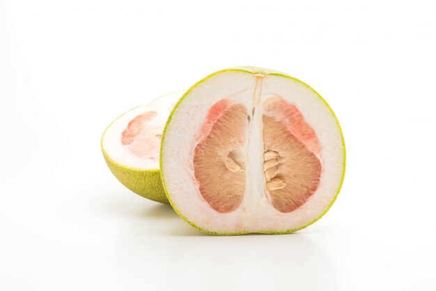 pomelo fresco aislado