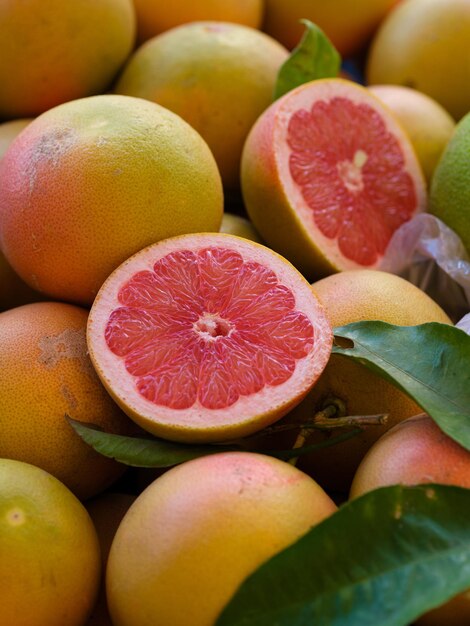 Pomelo fresco en el mercado