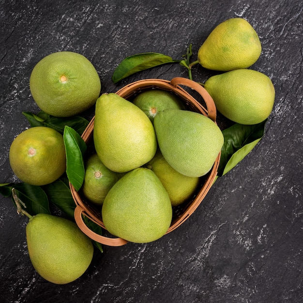 Pomelo fresco, pomelo, pomelo, shaddock sobre fondo negro, fruta para el festival del medio otoño, vista superior, endecha plana.