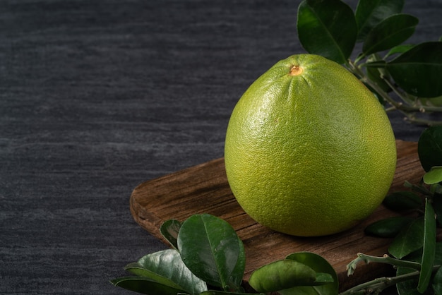 Pomelo fresco sobre fondo de pizarra negra para la fruta del Festival del Medio Otoño.