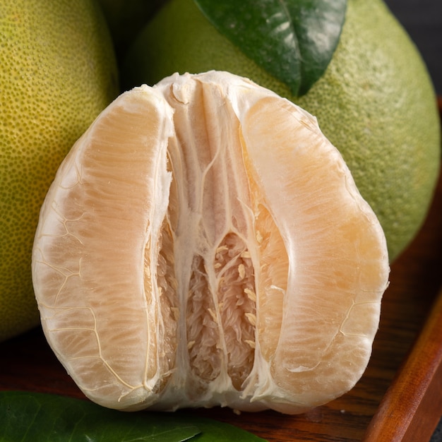 Foto pomelo fresco sobre fondo de pizarra negra para la fruta del festival del medio otoño.