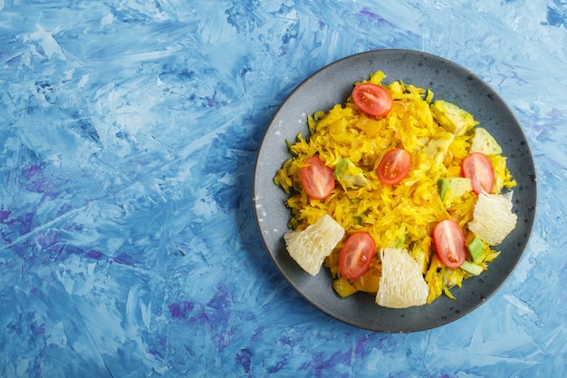 Pomelo frito con tomate y aguacate. Vista superior, copia espacio.