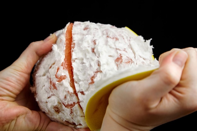 Pomelo fruto cítrico com carne vermelha doce e casca grossa amarela em preto shaddock suculento fresco