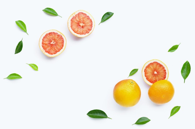 Pomelo con hojas en blanco