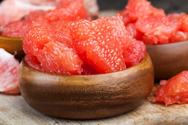 Foto pomelo jugoso maduro en rodajas, listo para comer pomelo rosado jugoso cítrico