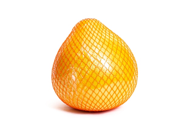 Pomelo laranja isolado em um fundo branco