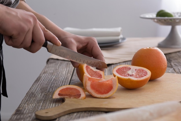 Pomelo y lima en la mesa