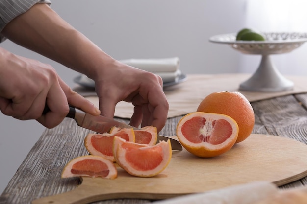 Foto pomelo y lima en la mesa