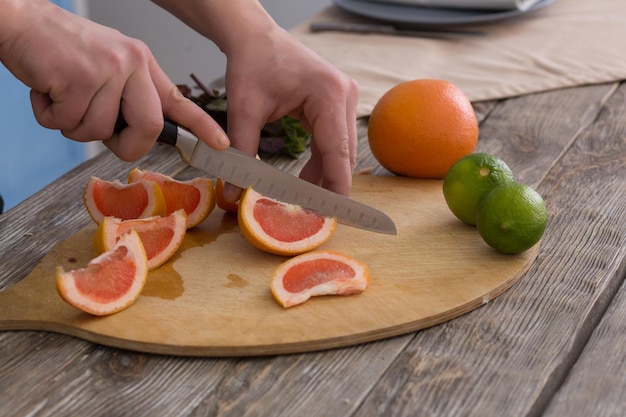 Foto pomelo y lima sobre menta de mesa