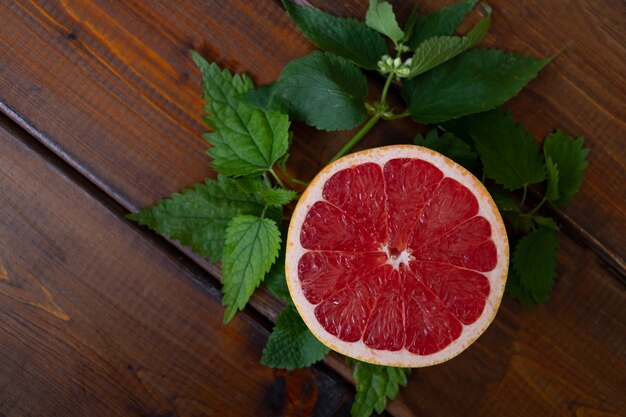 Pomelo en una mesa de madera marrón