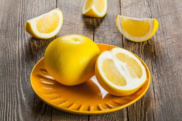 Pomelo en una mesa de madera