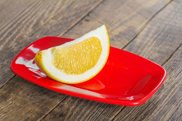 Pomelo en una mesa de madera