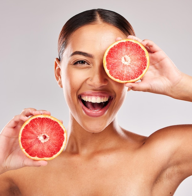 Pomelo mujer cuidado de la piel y belleza vitamina c y bienestar estética facial saludable y cosmética natural de dermatología en el fondo del estudio Retrato modelo feliz nutrición corporal y dieta de desintoxicación