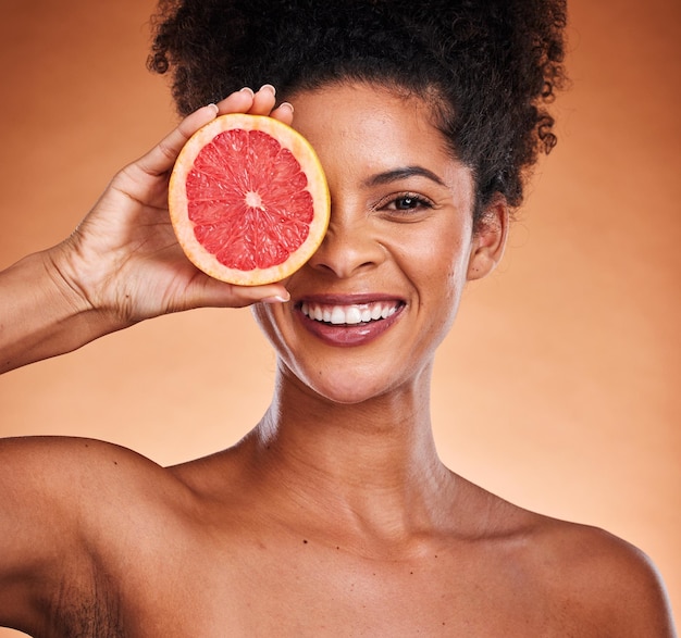 Pomelo mujer negra y belleza cuidado de la piel y bienestar cuerpo sano y vitamina c cosmética natural y afro en el fondo del estudio Retrato de feliz modelo africano cítricos y dieta de desintoxicación