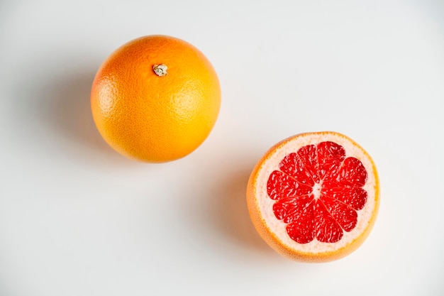 Pomelo rojo maduro aislado sobre fondo blanco.