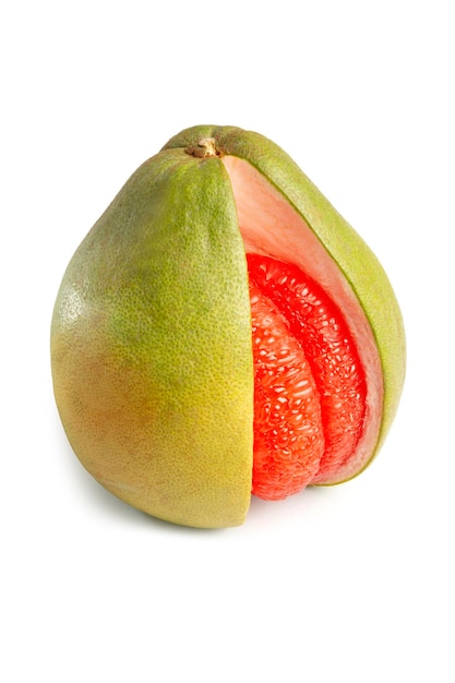 Pomelo rojo o pomelo llamado Tabtim Siam en tailandés pelado maravillosamente con una piel de pomelo