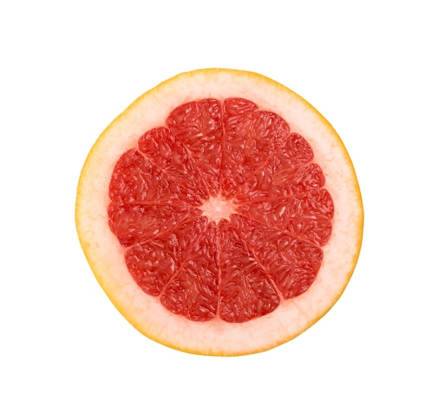Pomelo rojo en rodajas con primer plano de piel de naranja. Sección de jugosa fruta agridulce. Rodajas de cítricos rubí aislado con trazado de recorte