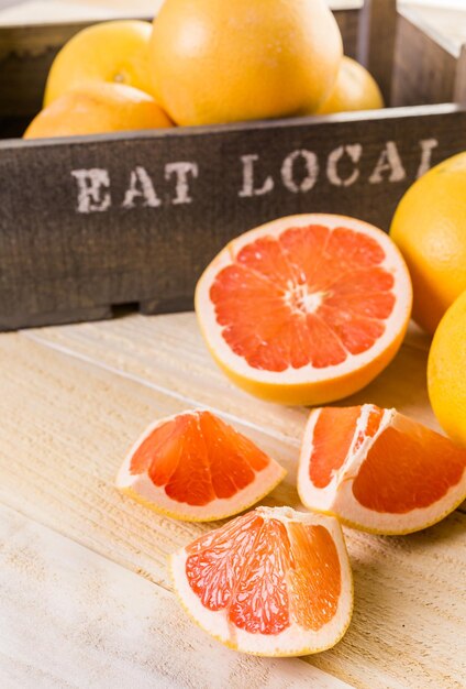 Pomelo rojo rubí fresco en caja de madera.