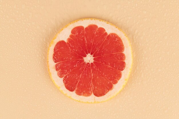 Pomelo sobre un fondo blanco.